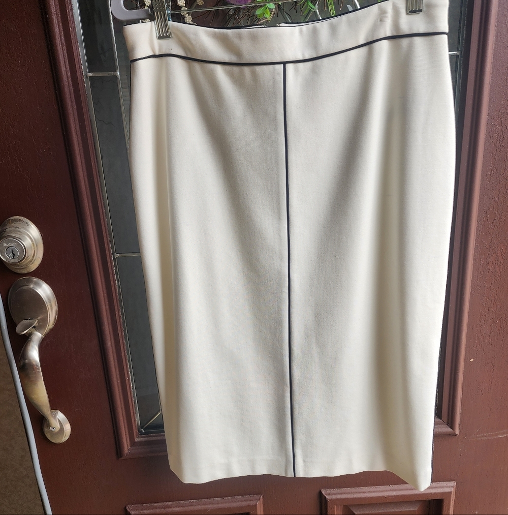 White House Black Market Ivory Pencil Skirt.New No Tag.length 25".west 16"